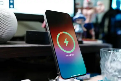 富锦苹果15换屏服务分享用什么充电器给iPhone15充电更好 